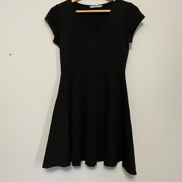 Cute black stretch dress with skater skirt - Picture 2 of 4